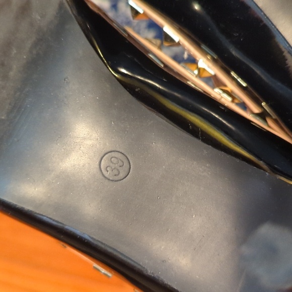 Studded patent black t-strap pumps - Picture 7 of 7